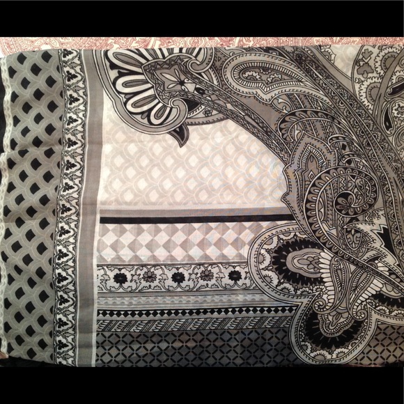 NWT Oversized Boho Fringed Scarf/Wrap - Picture 3 of 3